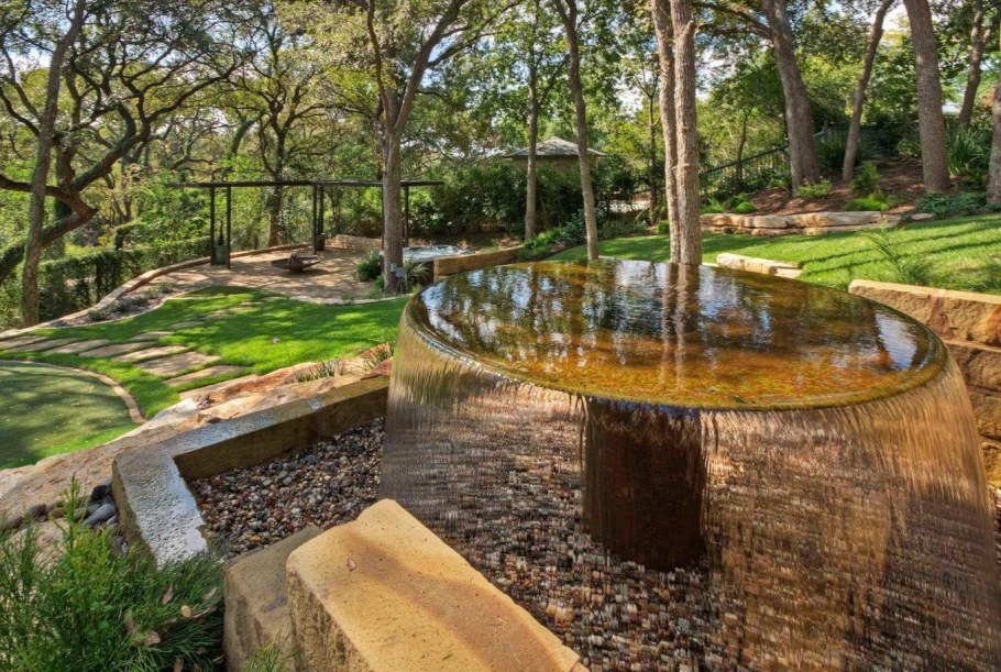 Фонтан в саду