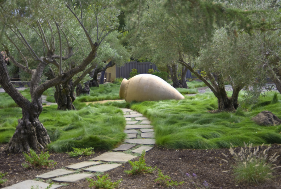 Арт объект в ландшафте