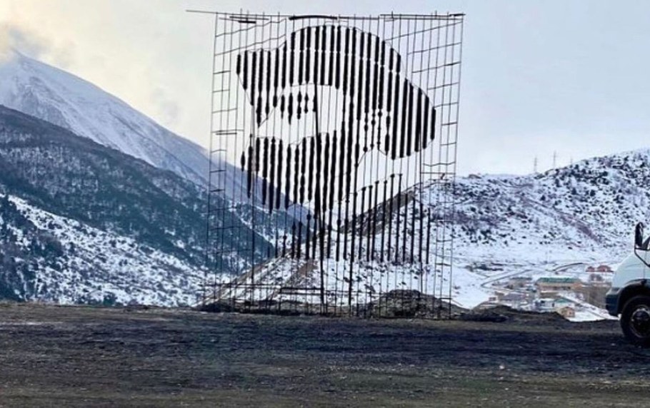 Портрет Сталина на большом Камне в Цейском ущелье