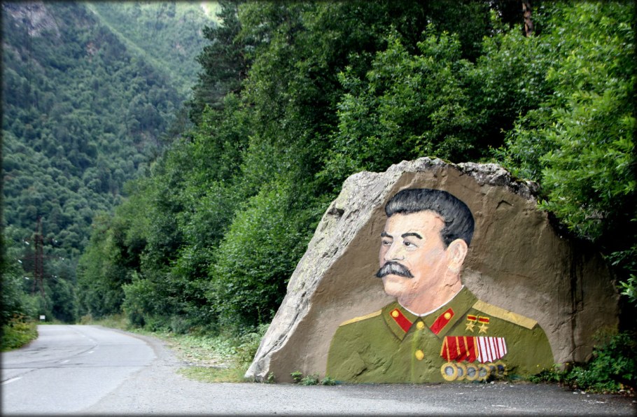 Ворота горах Осетия арт объект деревянные