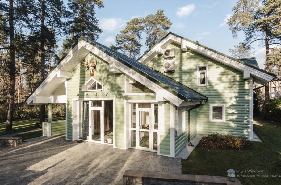 Дом с разноуровневой двускатной крышей