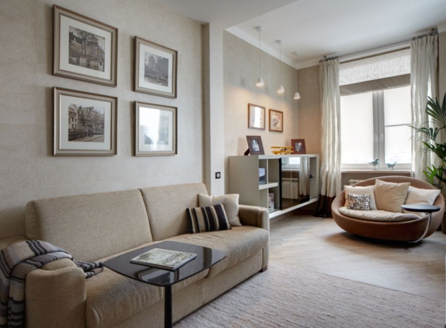 Интерьер длинной комнаты с балконом