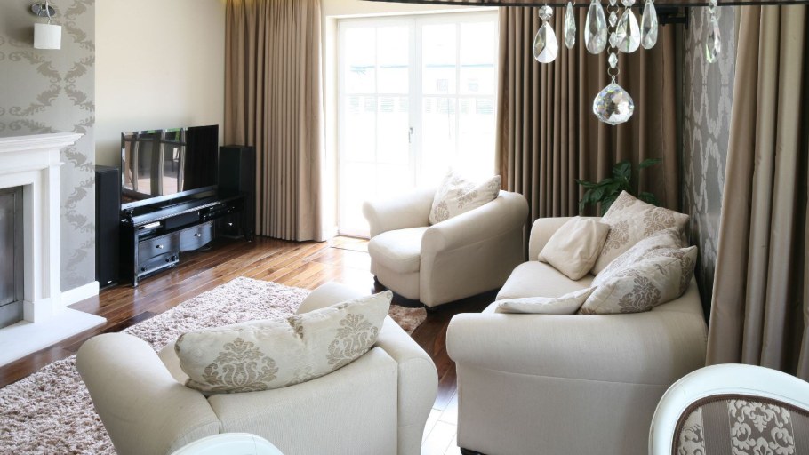 Гостиная с диваном и креслами