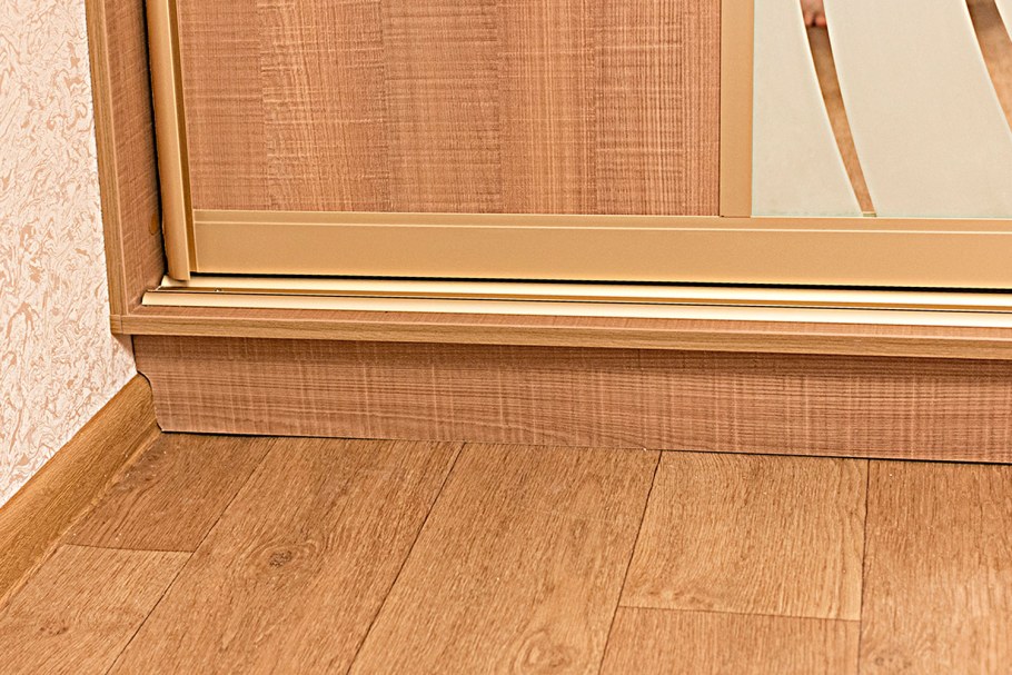 Плинтус Rehau wap 118