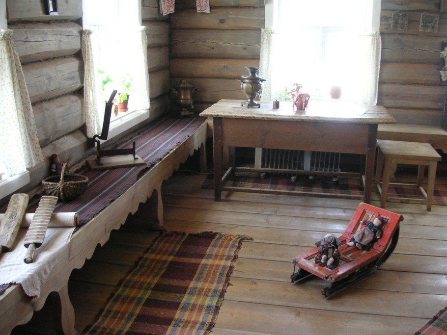 Кухня в доме из бревна