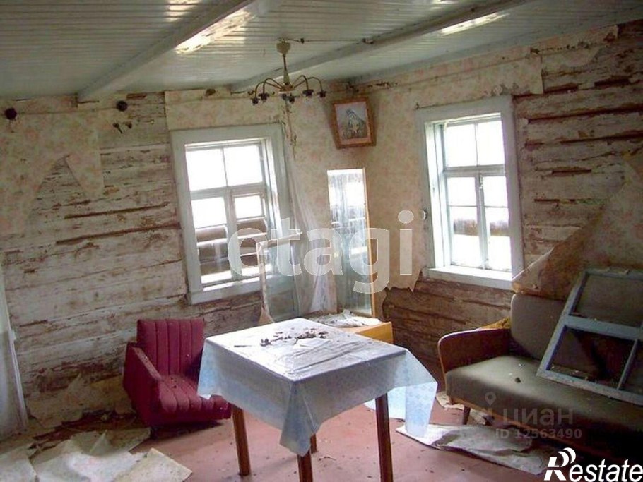 Кровать встроенная в деревянном доме