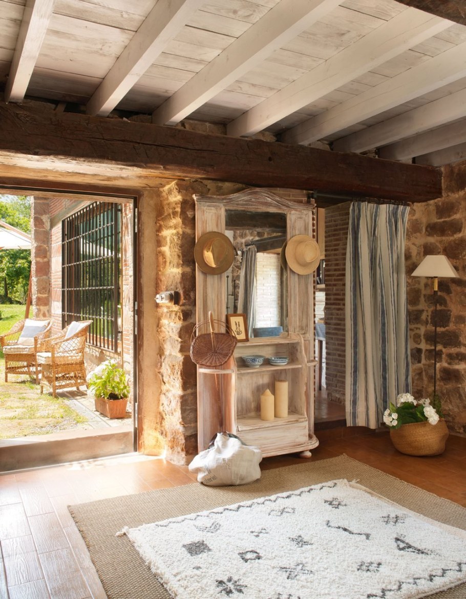 Уютный деревянный домик внутри