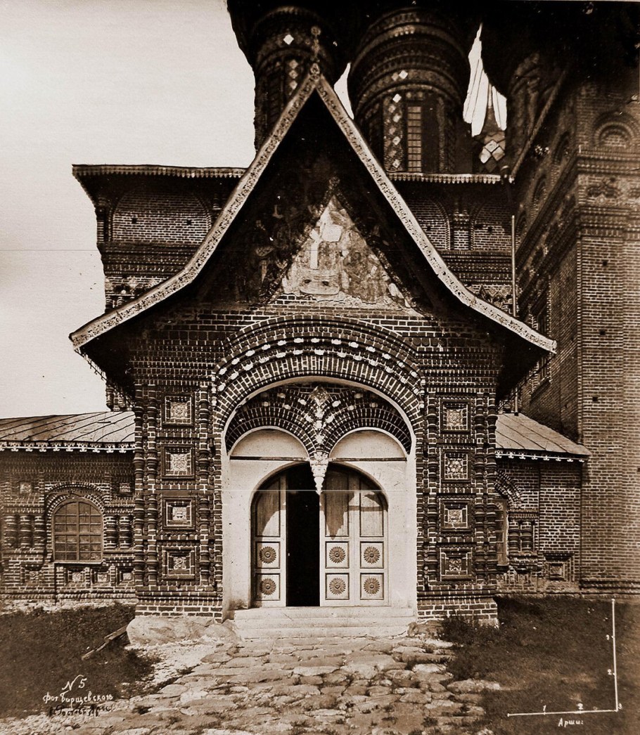 На паперти церкви Иоанна Предтечи