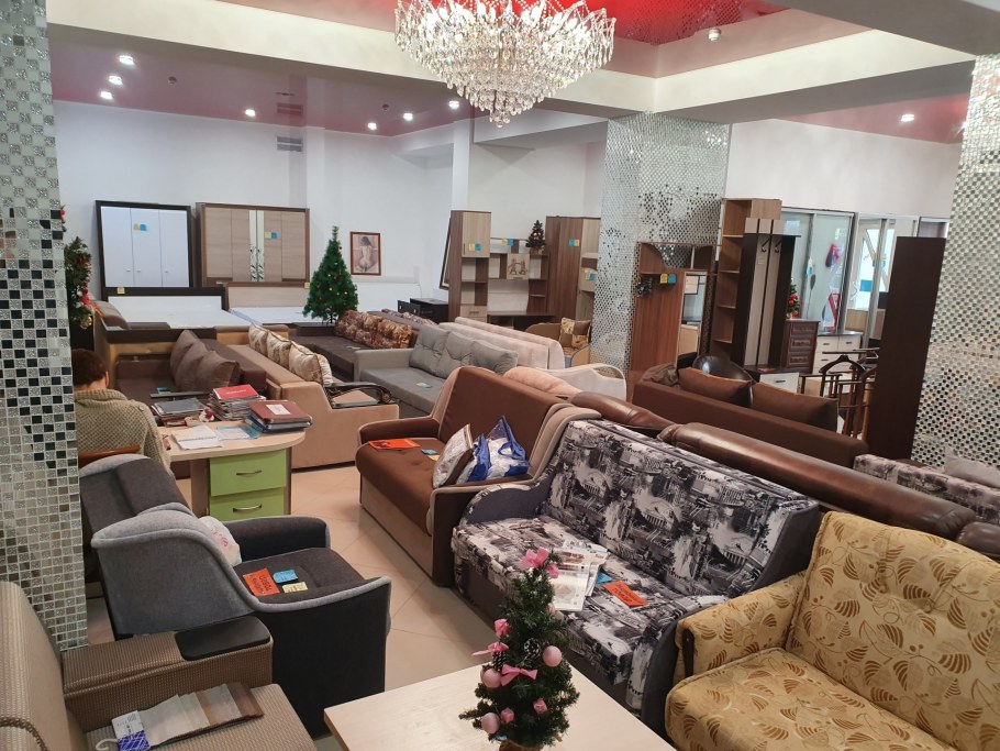 Диван много мебели