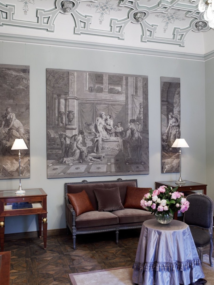Монохромная роспись стен в интерьере классика
