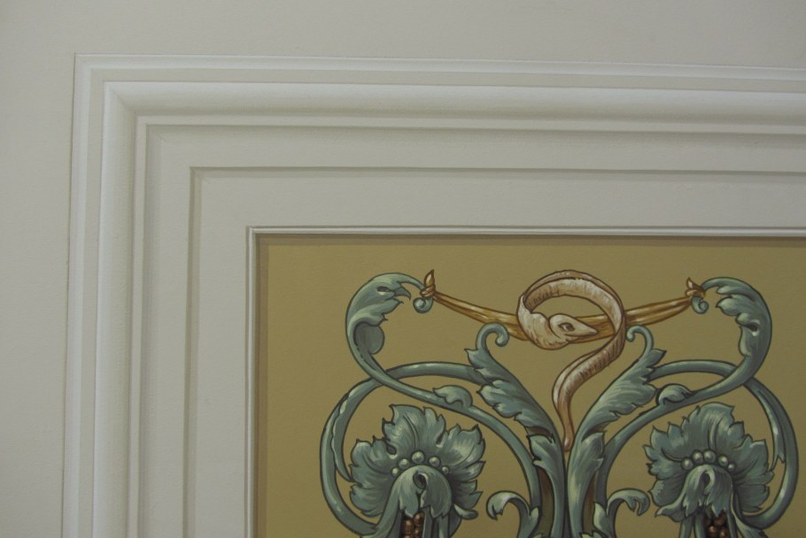 Монохромная роспись стен