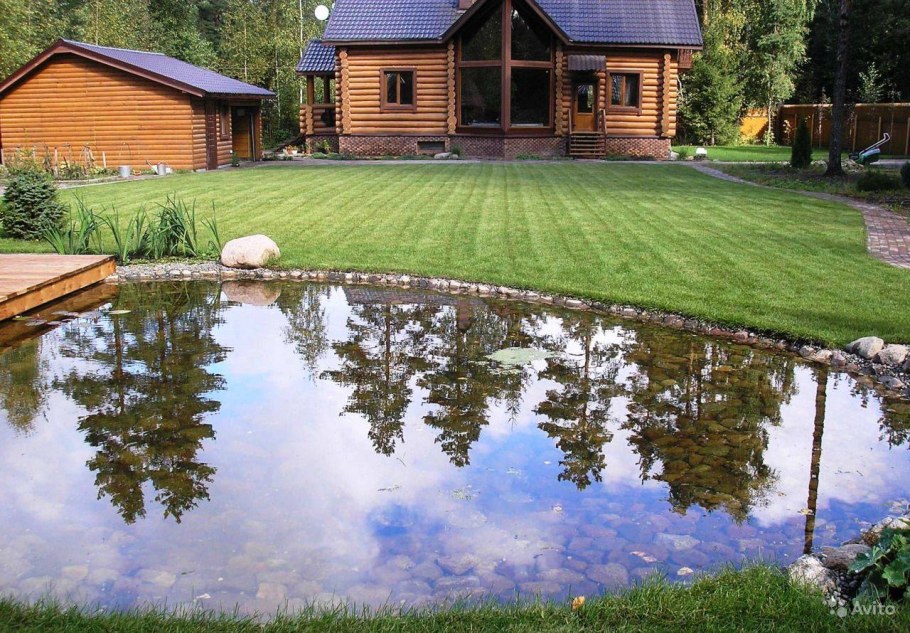 Загородный дом с прудом