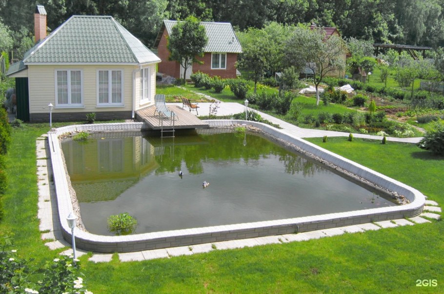 Большой пруд на даче