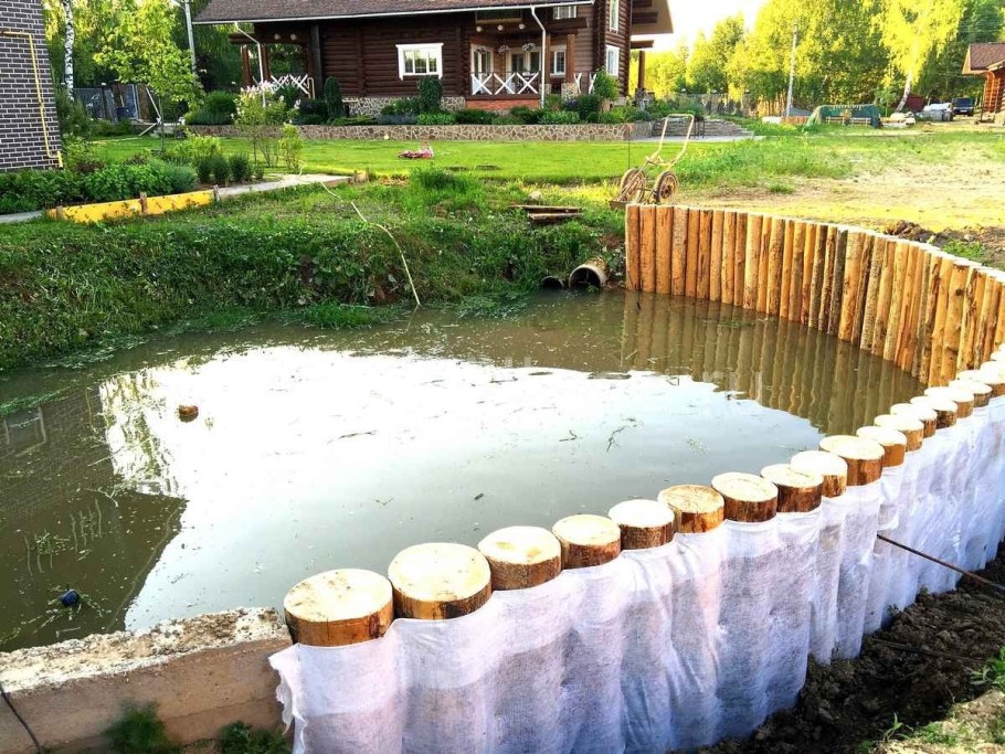 Берегоукрепление пруда лиственницей