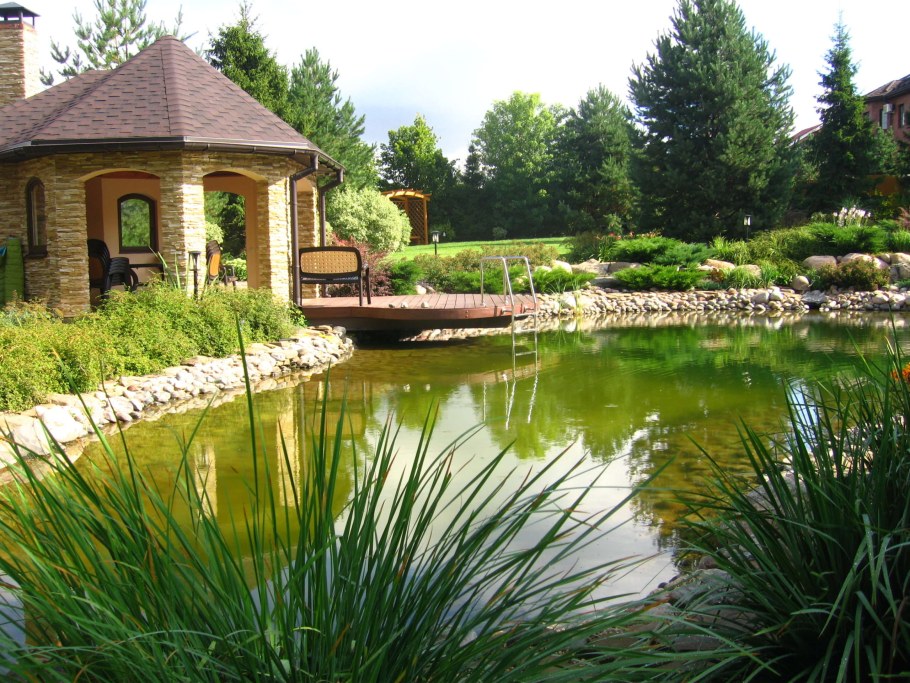 Дом с прудом на участке