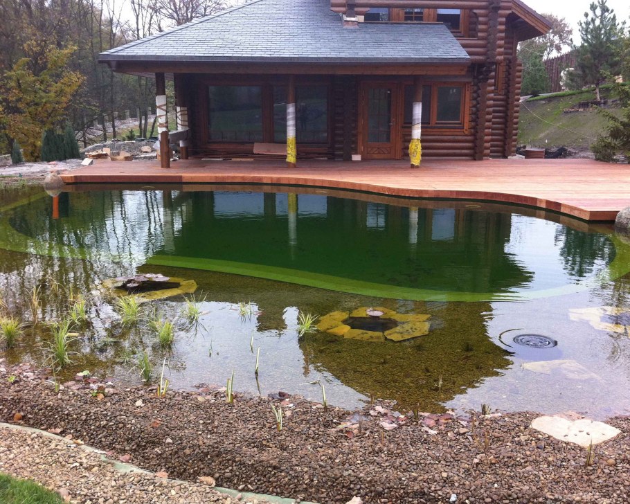 Дача с прудом на участке