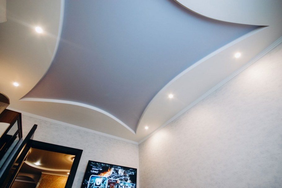 Двухуровневые натяжные потолки с подсветкой