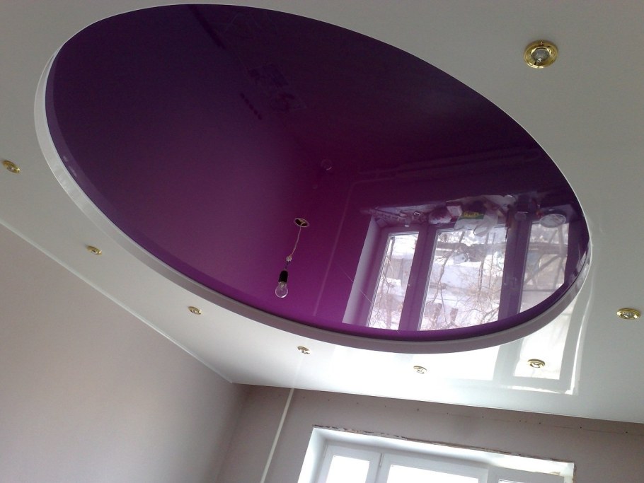 Натяжные потолки в зале