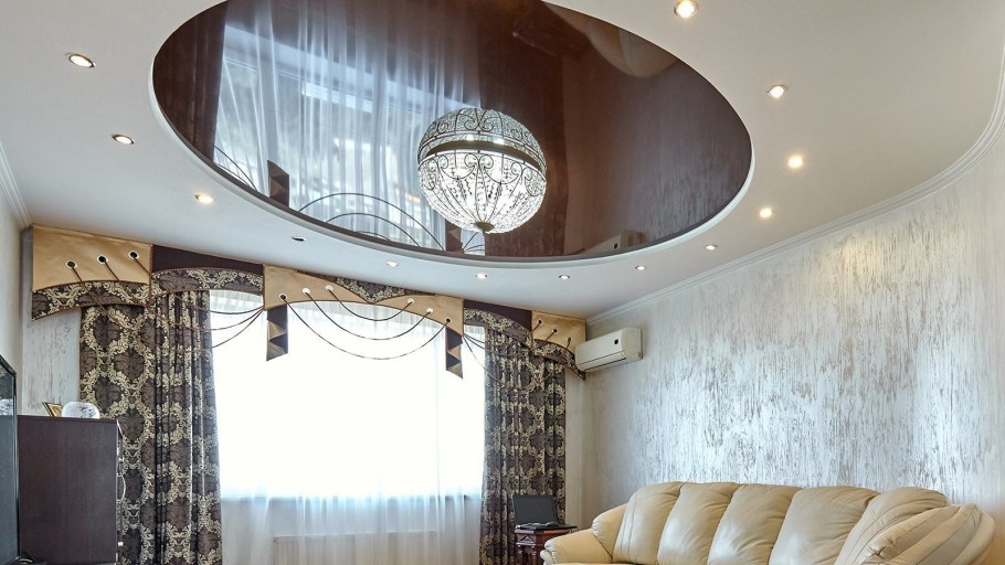 Натяжной потолок в гостиной