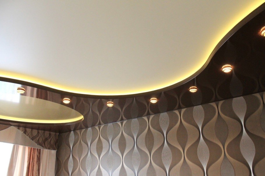 Белый двухуровневый натяжной потолок