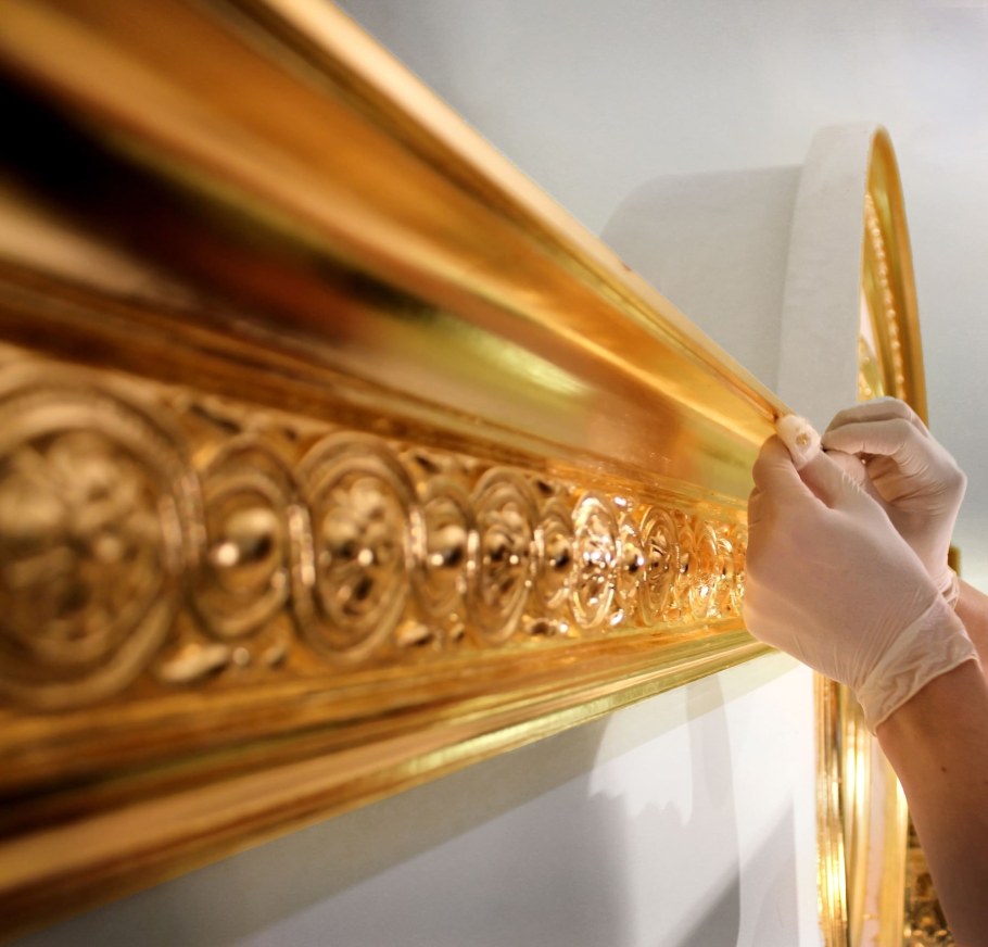 Интерьер с позолоченным лепниной