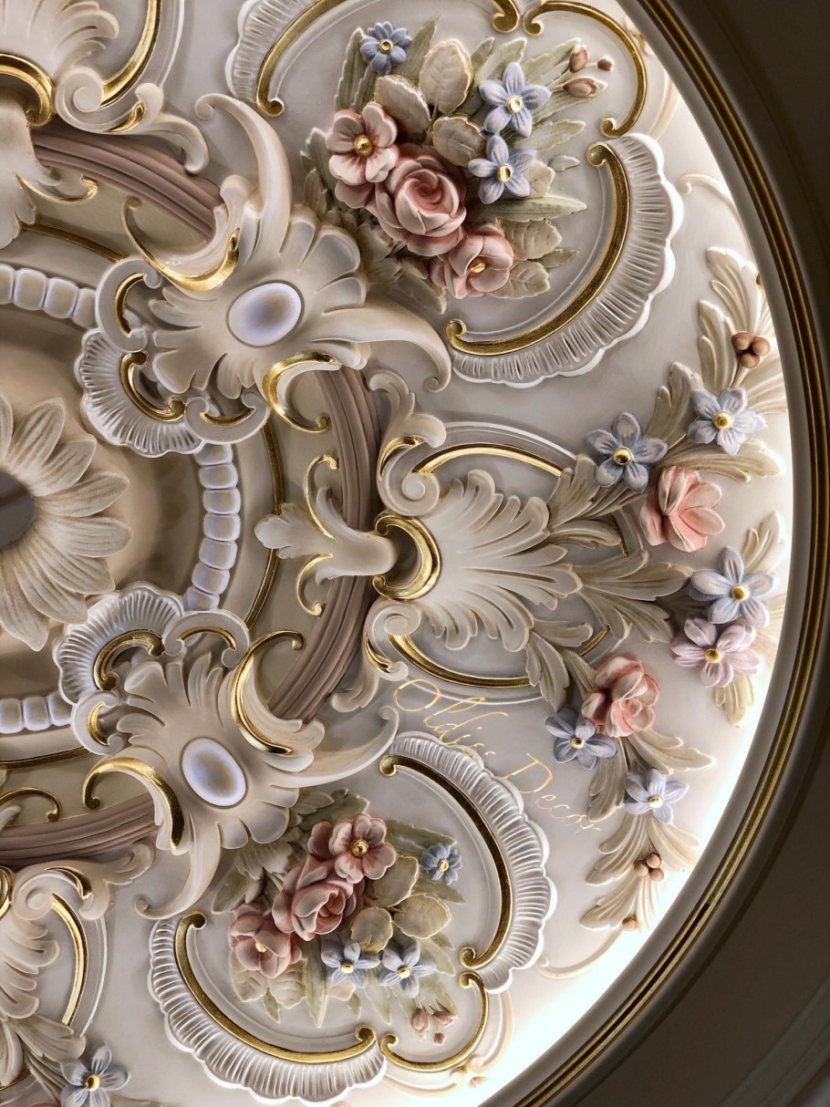 Плинтус потолочный