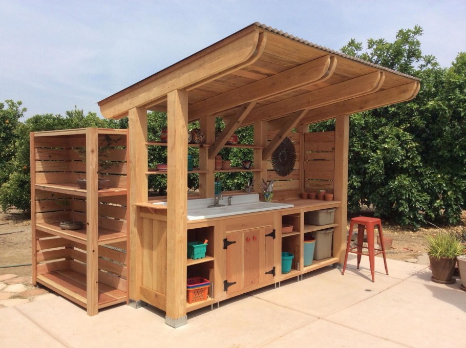 Мойка из поддонов на даче