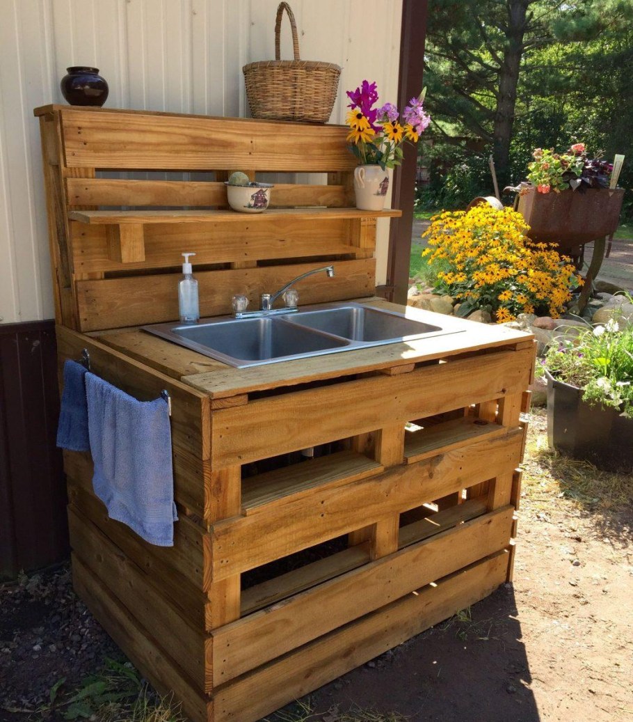 Уличный стол с мойкой для дачи