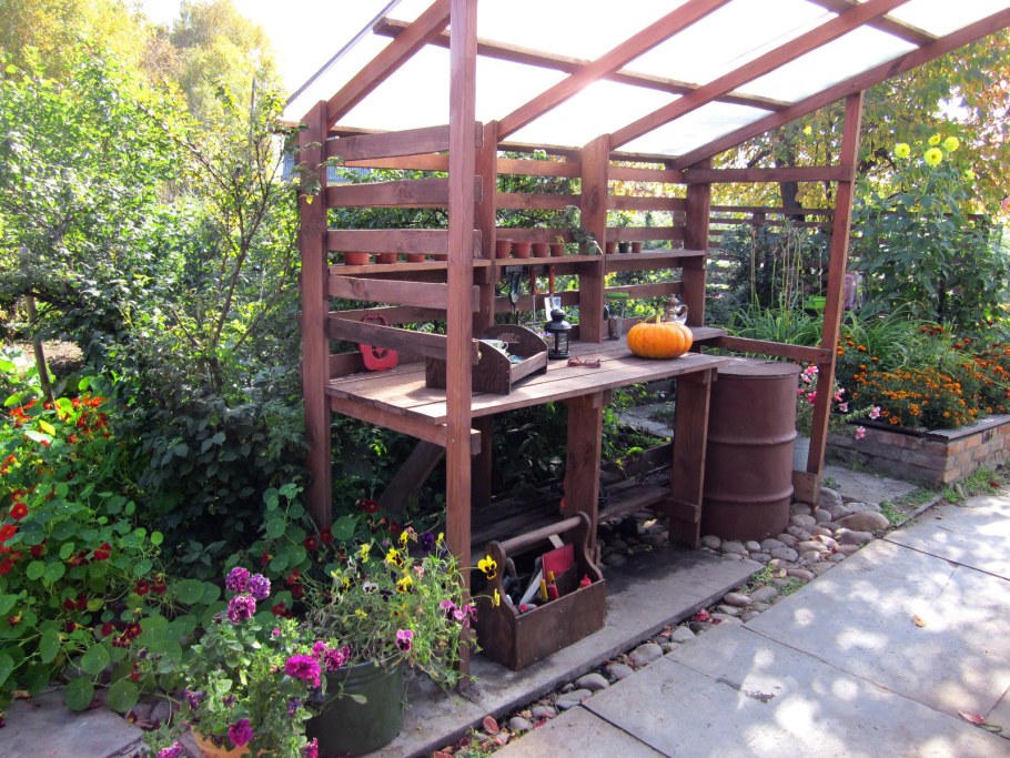 Навес для умывальника на даче