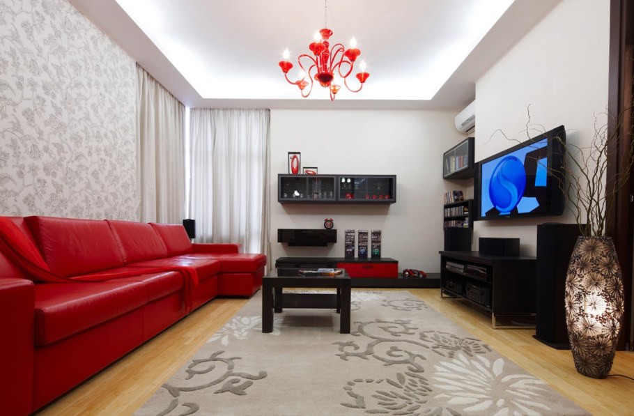 Красный диван в интерьере гостиной