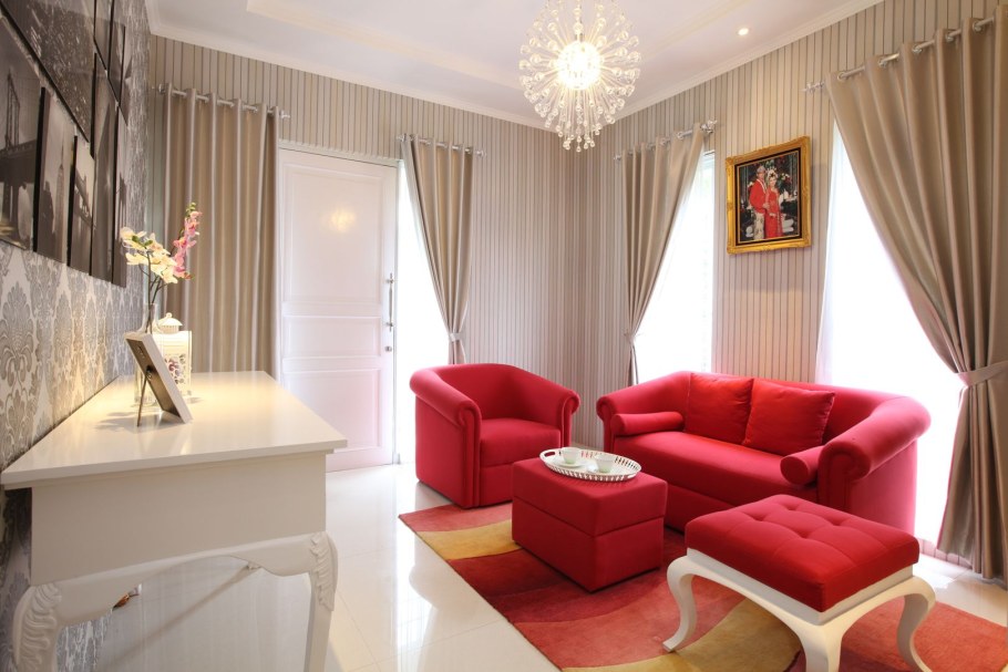 Красный диван в бежевом интерьере