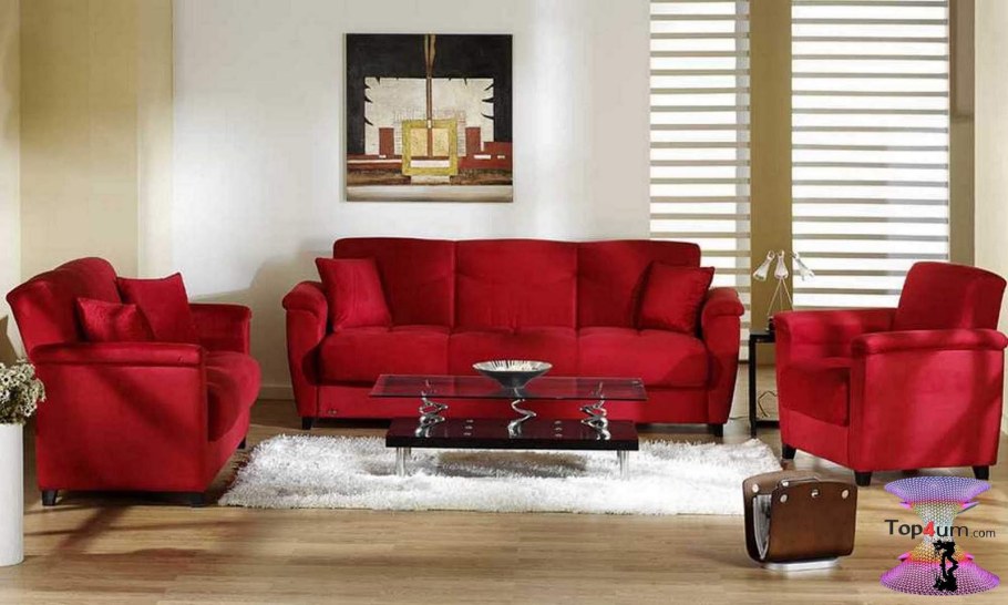 Гостиная с красным диваном