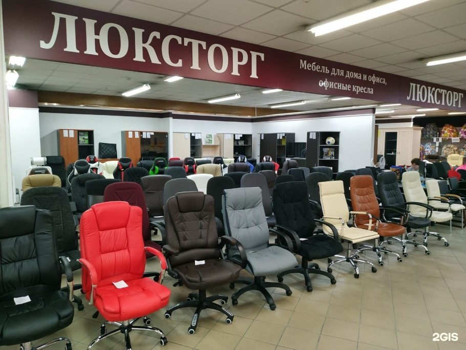 Ряд театральных кресел деревянных