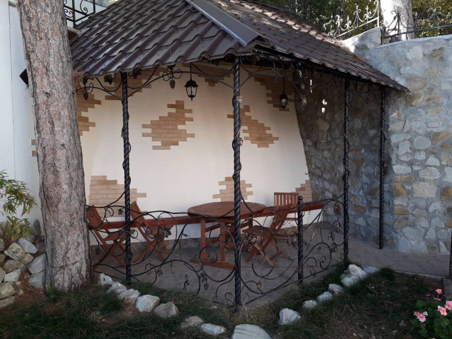 Беседка с виноградной лозой