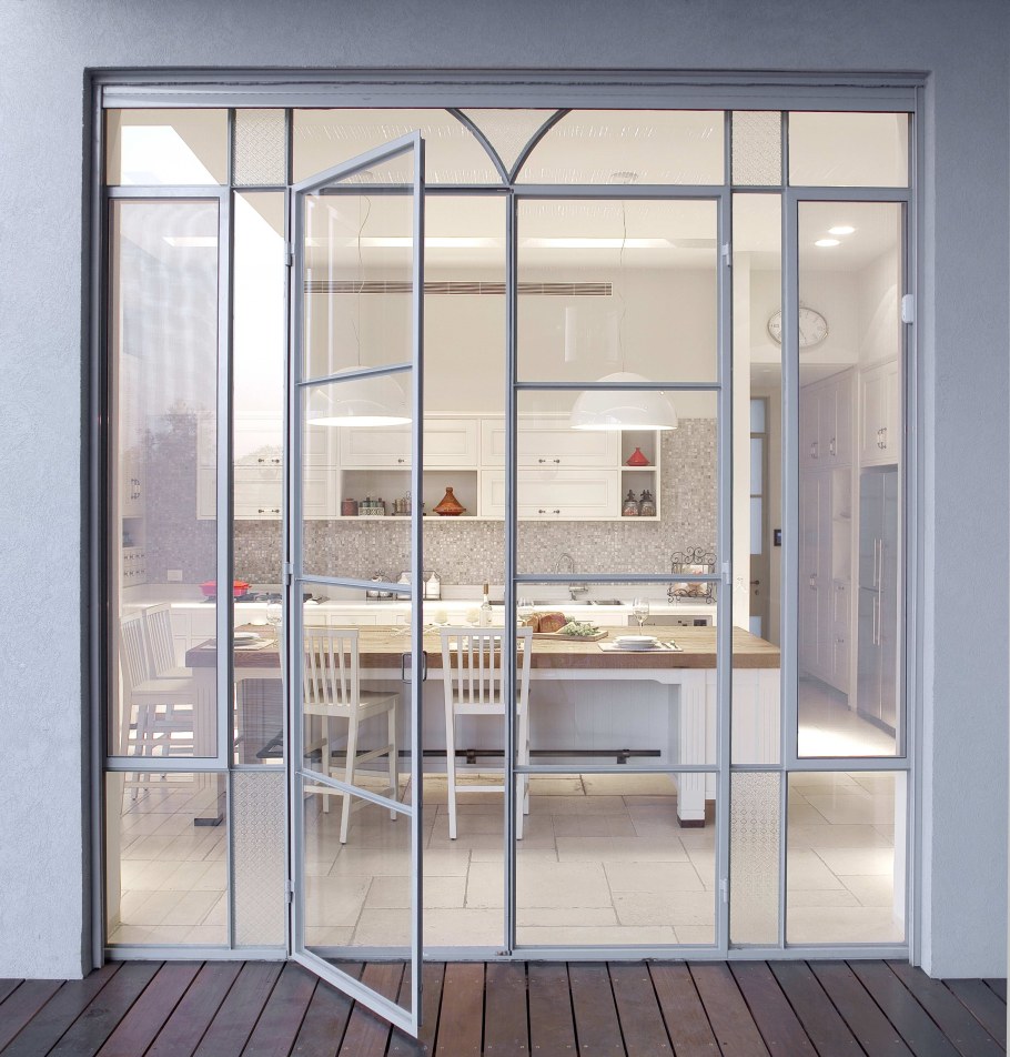 Алюминиевые раздвижные перегородки со стеклом