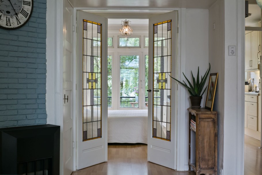 Дверь остекленная