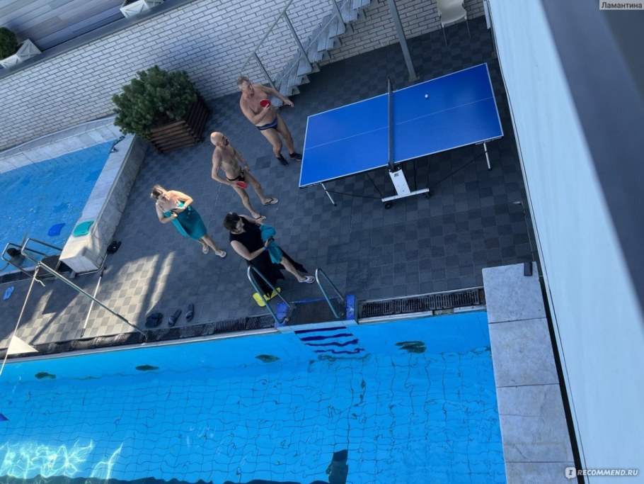 Бассейн в парке