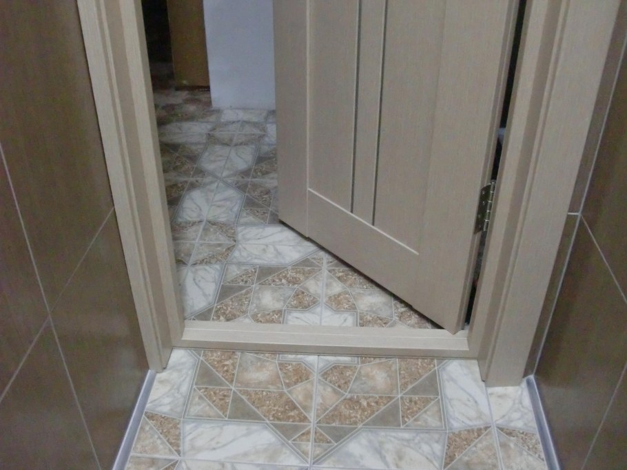 Дверь с порогом в ванную