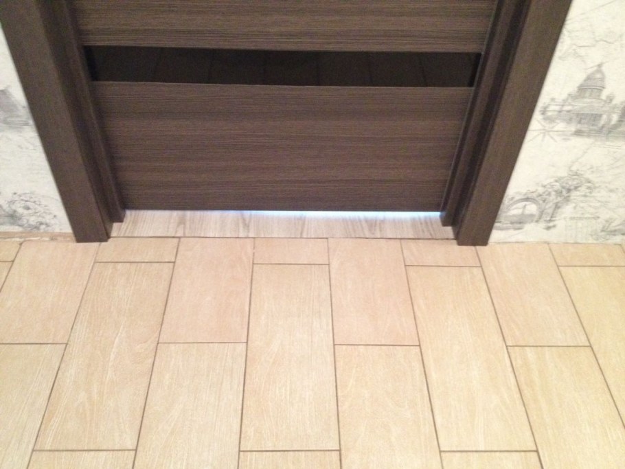 Стык плитки и ламината в дверном проеме