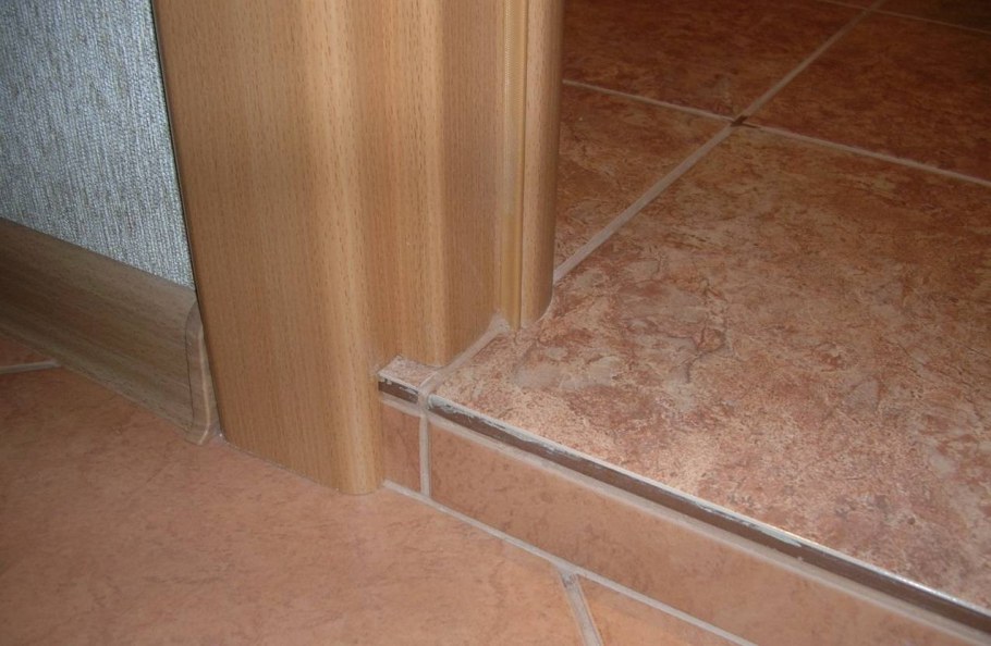 Порожек в ванную в дверном