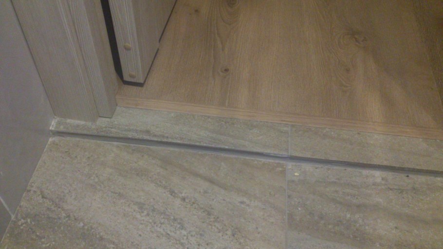 Порожек между санузлом и коридором