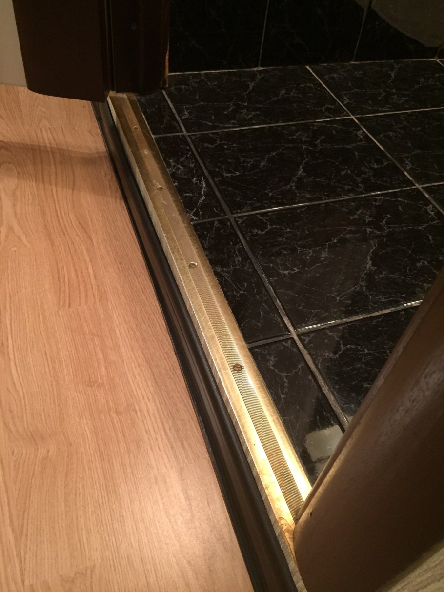 Порог снизу двери