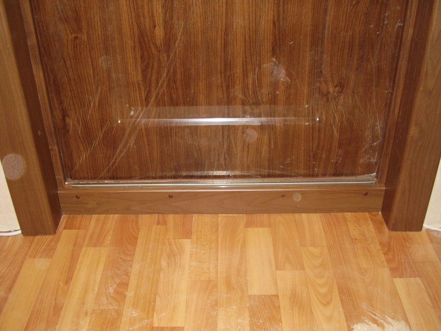 Порог снизу двери