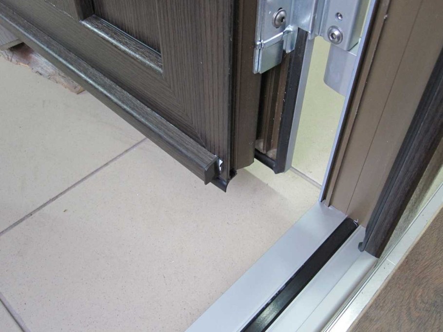 Дверная коробка снизу