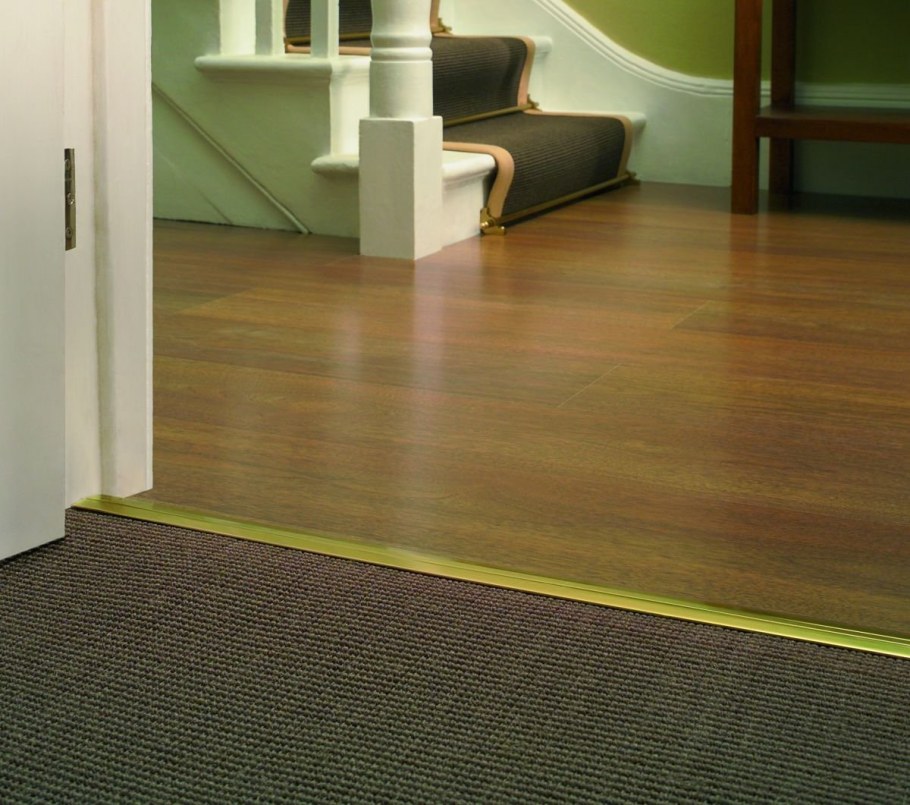 Алюминиевый порог на входных дверях pt 607