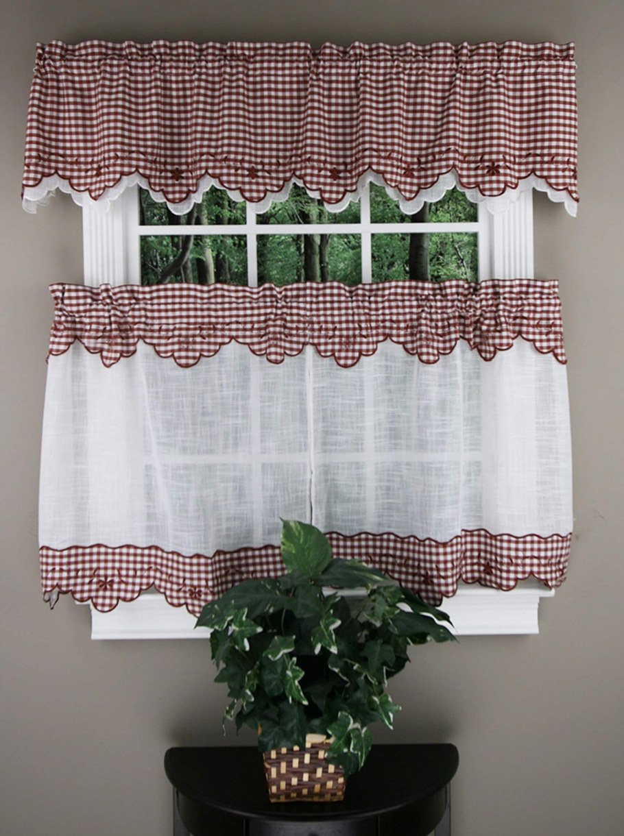 Занавески в деревянном доме в стиле Прованс