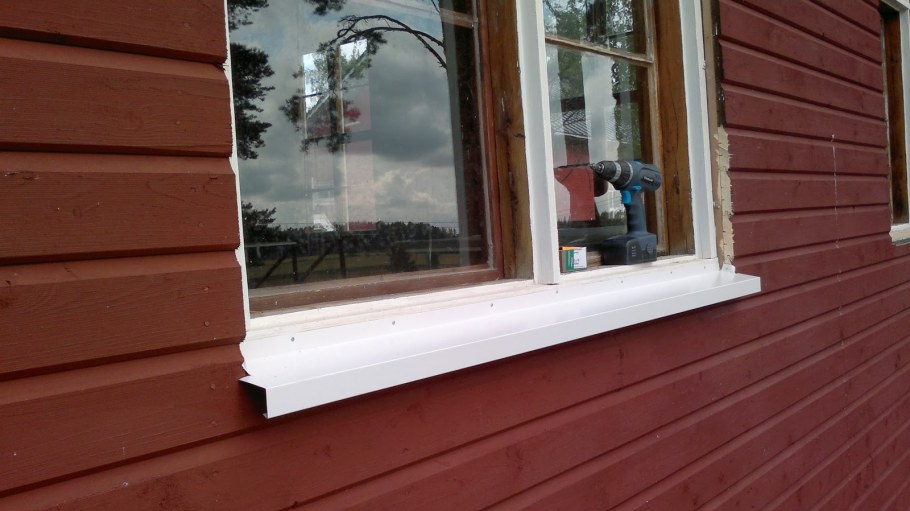 Схема установки отлива на пластиковое окно