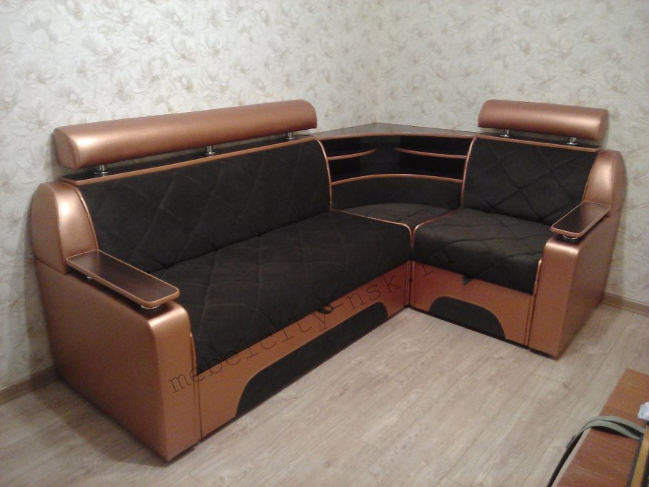 Угловой диван с подголовниками