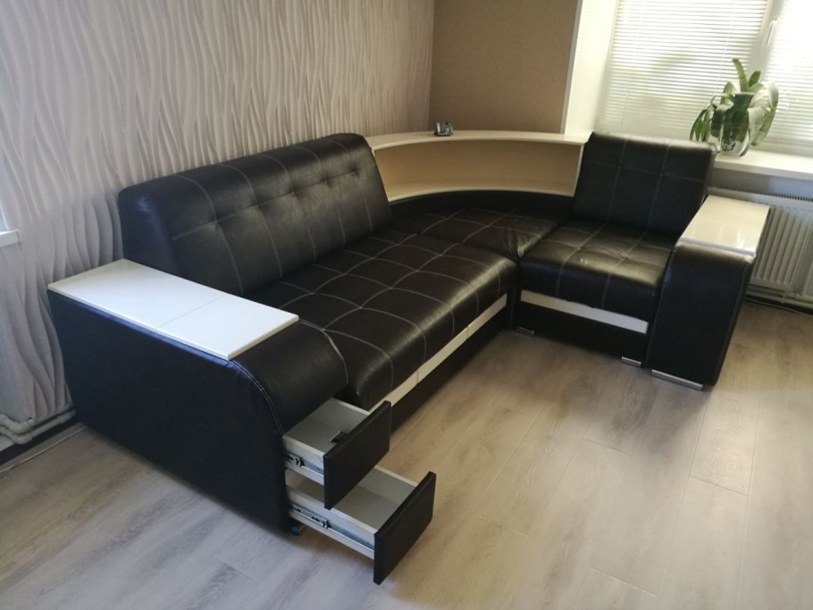 Диван угловой с функциональными подлокотниками