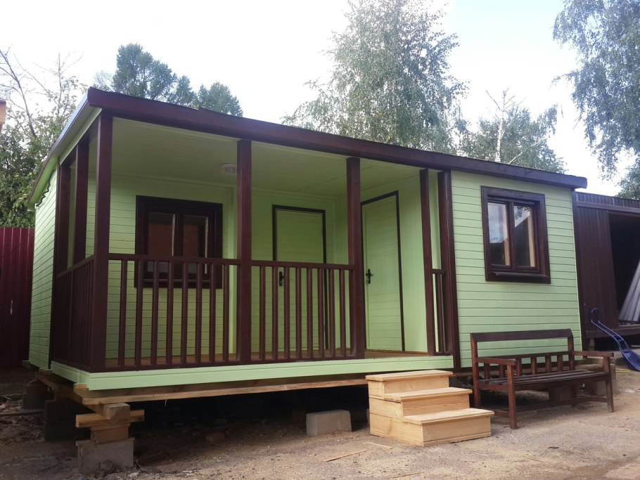 Домик из бытовки с верандой